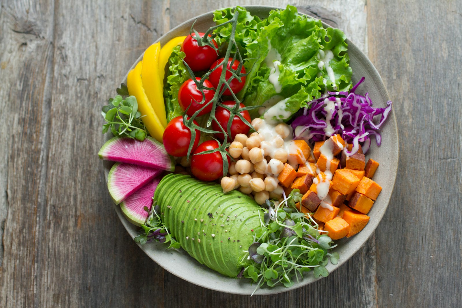 Anti-inflammatory foods including avocado, tomatoes, and chickpeas